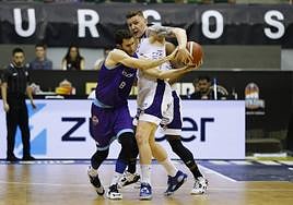 Manu Rodríguez (i) pelea por un balón con el neerlandés Jordi Kuiper