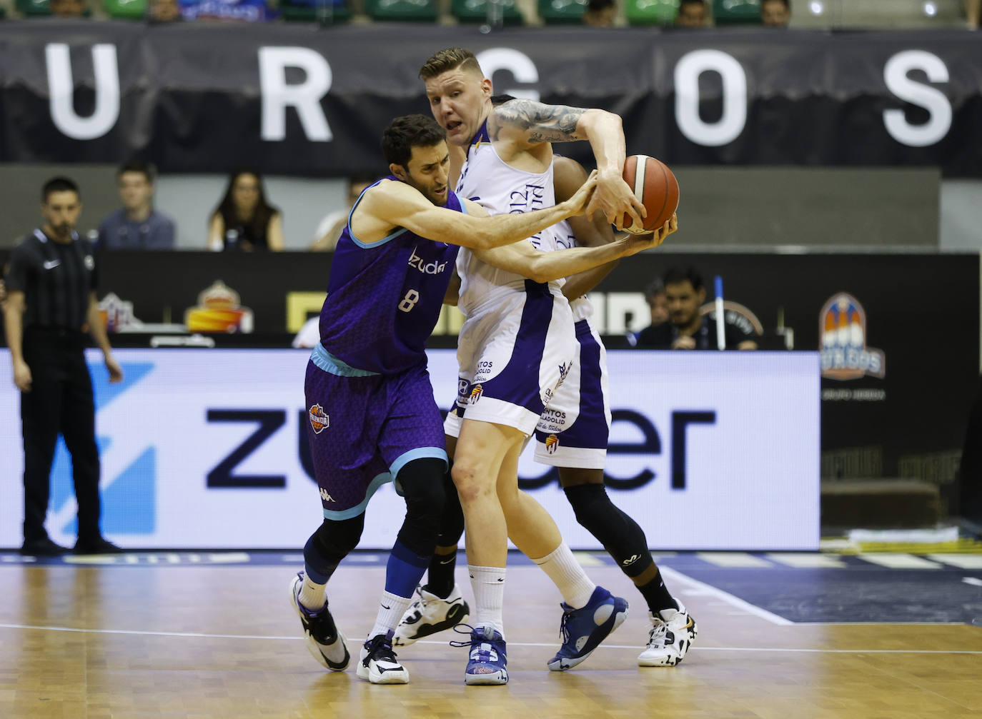 Manu Rodríguez (i) pelea por un balón con el neerlandés Jordi Kuiper