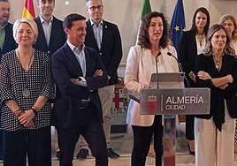 Javier Aureliano García, junto a la alcaldesa de Almería.
