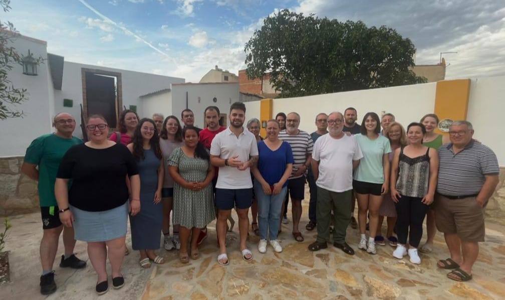 Miembros de IU en Villatorres reunidos en la asamblea local.