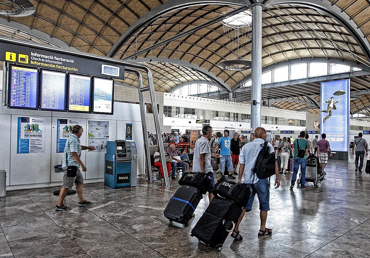 Hacienda multará a aquellos que se vayan de vacaciones con más dinero en efectivo del permitido