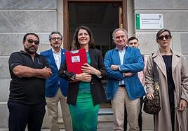 Miembros de la candidatura por Granada al Congreso y al Senado junto a Macarena Olona.