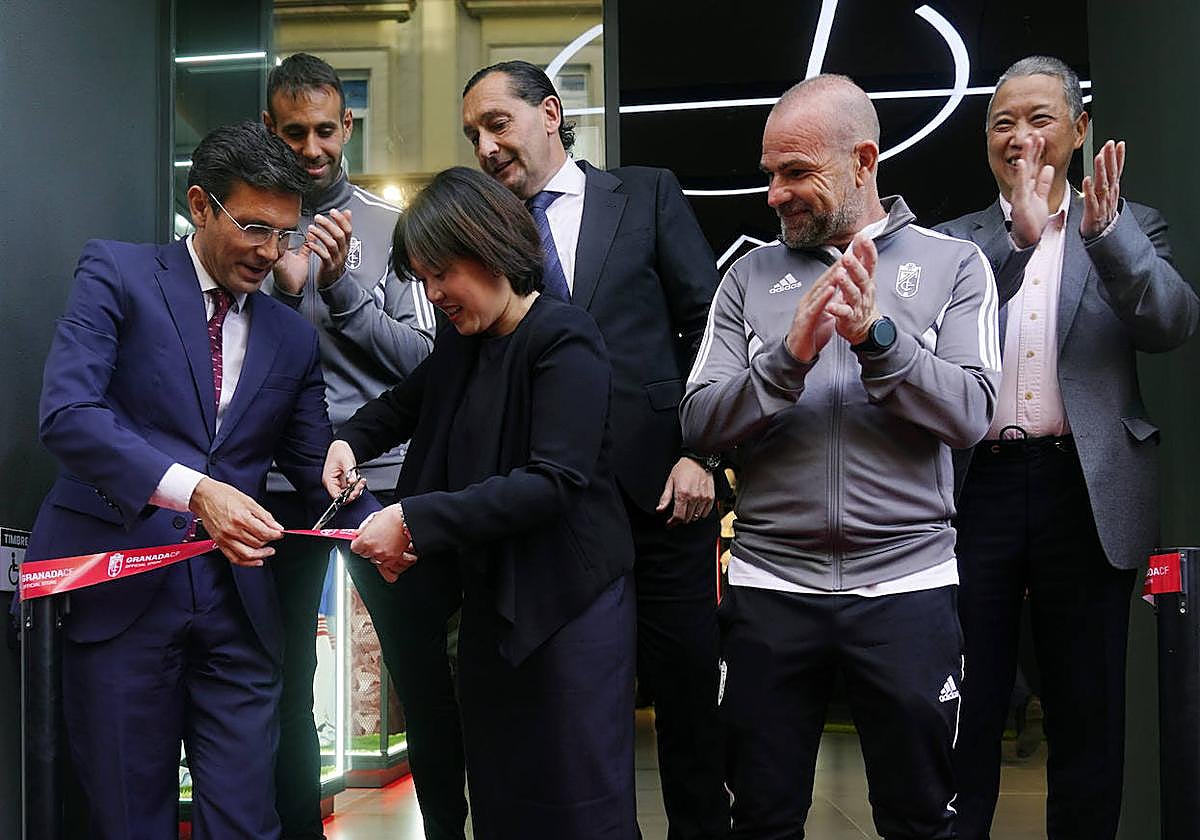 Paco Cuenca, Víctor Díaz, Sophia Yang, Alfredo García Amado, Paco López y Xiaoua Li, en la presentación oficial de la tienda del centro.