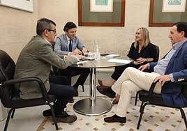 La alcaldesa de Granada, Marifrán Carazo, ha presidido la reunión con el presidente del Consejo Social del Ayuntamiento de Granad.