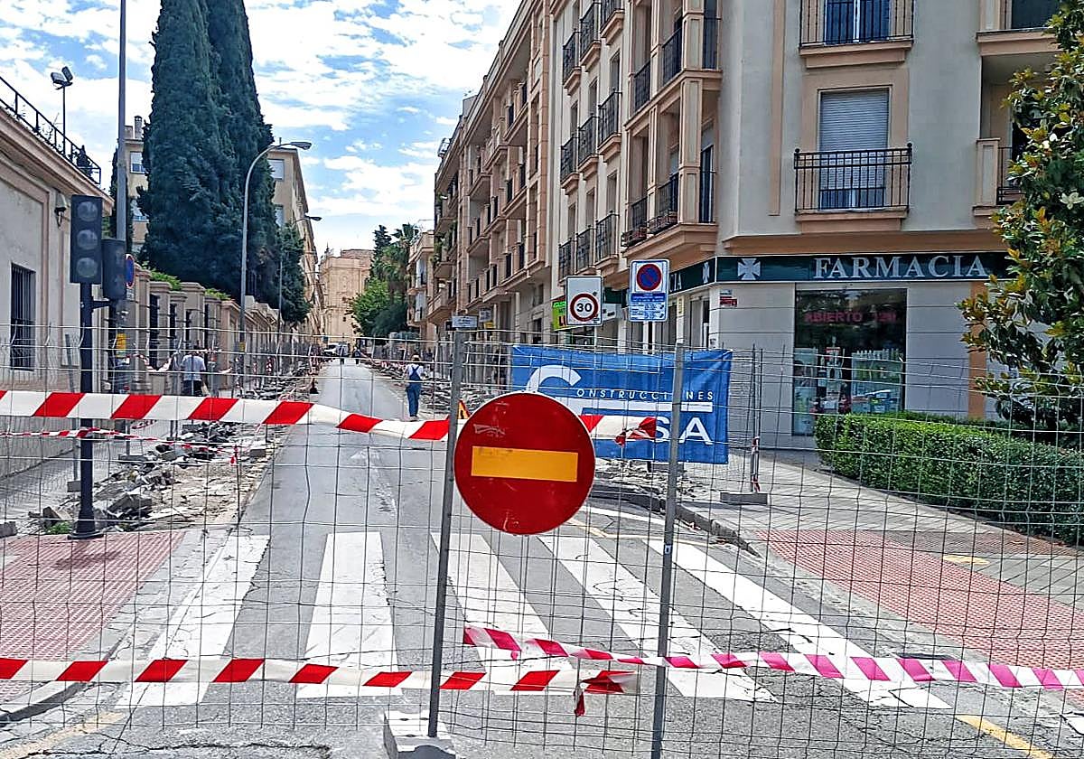 Acceso cortado a la calle Rector López Argüeta.