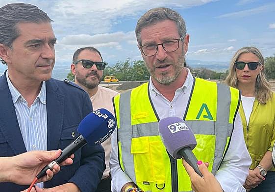 Miguel Contreras y el nuevo alcalde de Baeza Pedro Cabrera.