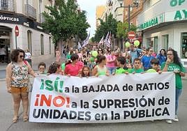 Cabecera de la manifestación celebrada en la tarde de ayer en Linares para exigir bajada de ratios y no más supresiones en la escuela pública.