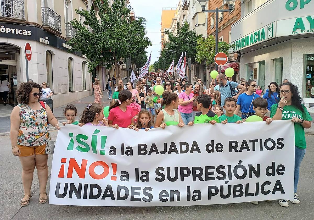 Cabecera de la manifestación celebrada en la tarde de ayer en Linares para exigir bajada de ratios y no más supresiones en la escuela pública.