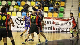 Javier Torre, lanzando a la portería del BM Triana