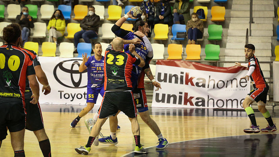 Javier Torre, lanzando a la portería del BM Triana