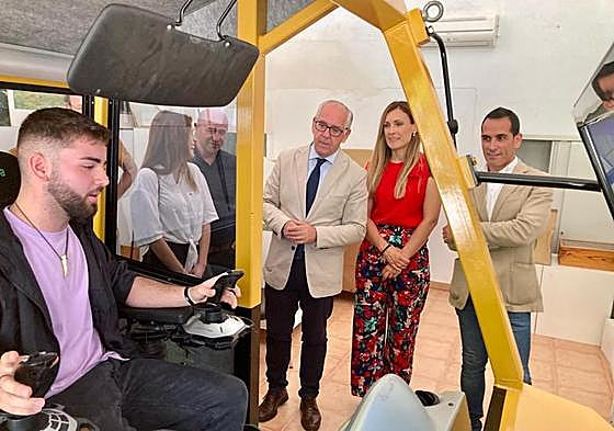 Un alumno hace una demostración de lo aprendido, ante el delegado del Gobierno Jesús Estrella.