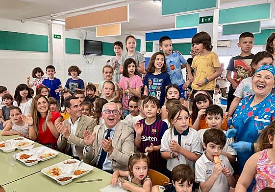 El delegado del Gobierno ha compartido un almuerzo con los niños y niñas del CEIP San Isacio, en Cazorla, en su último día de clase