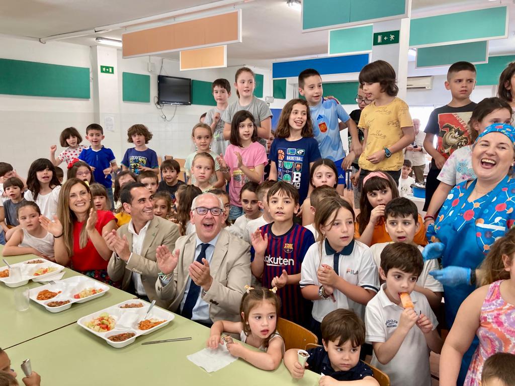 El delegado del Gobierno ha compartido un almuerzo con los niños y niñas del CEIP San Isacio, en Cazorla, en su último día de clase