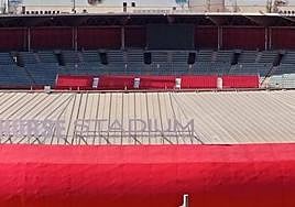 Al fondo, las gradas de fondo norte, con las supletorias delante.