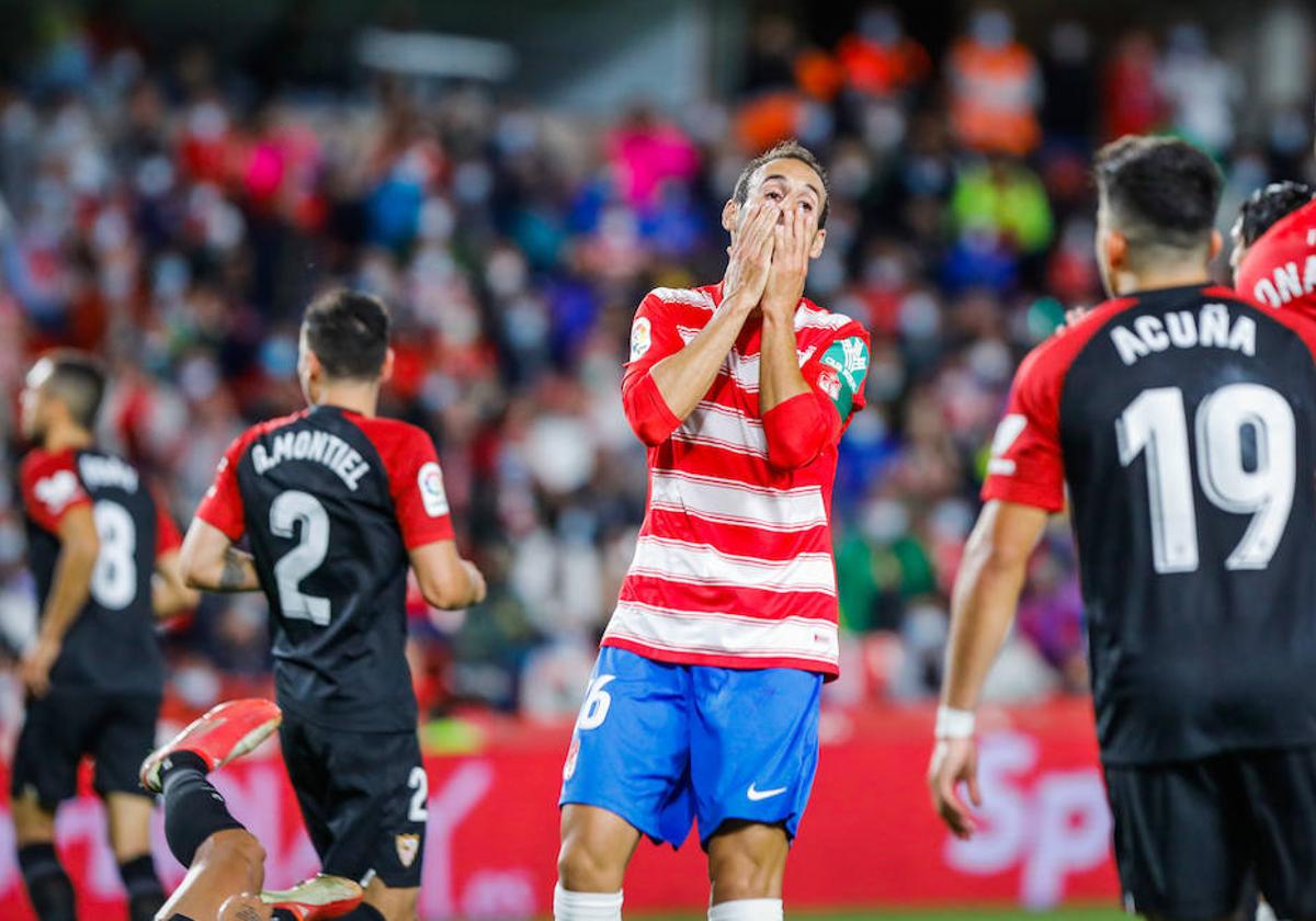 Víctor Díaz lamenta un cabezazo errado ante el Sevilla, el último curso en Primera.