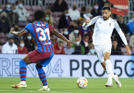 Puertas, en el último duelo en el Camp Nou, encara al joven Baldé.