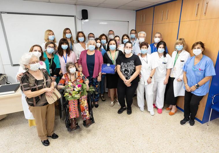 Pacientes, familiares, voluntarios y el equipo multidisciplinar que trata a los enfermos de ELA del hospital Virgen de las Nieves