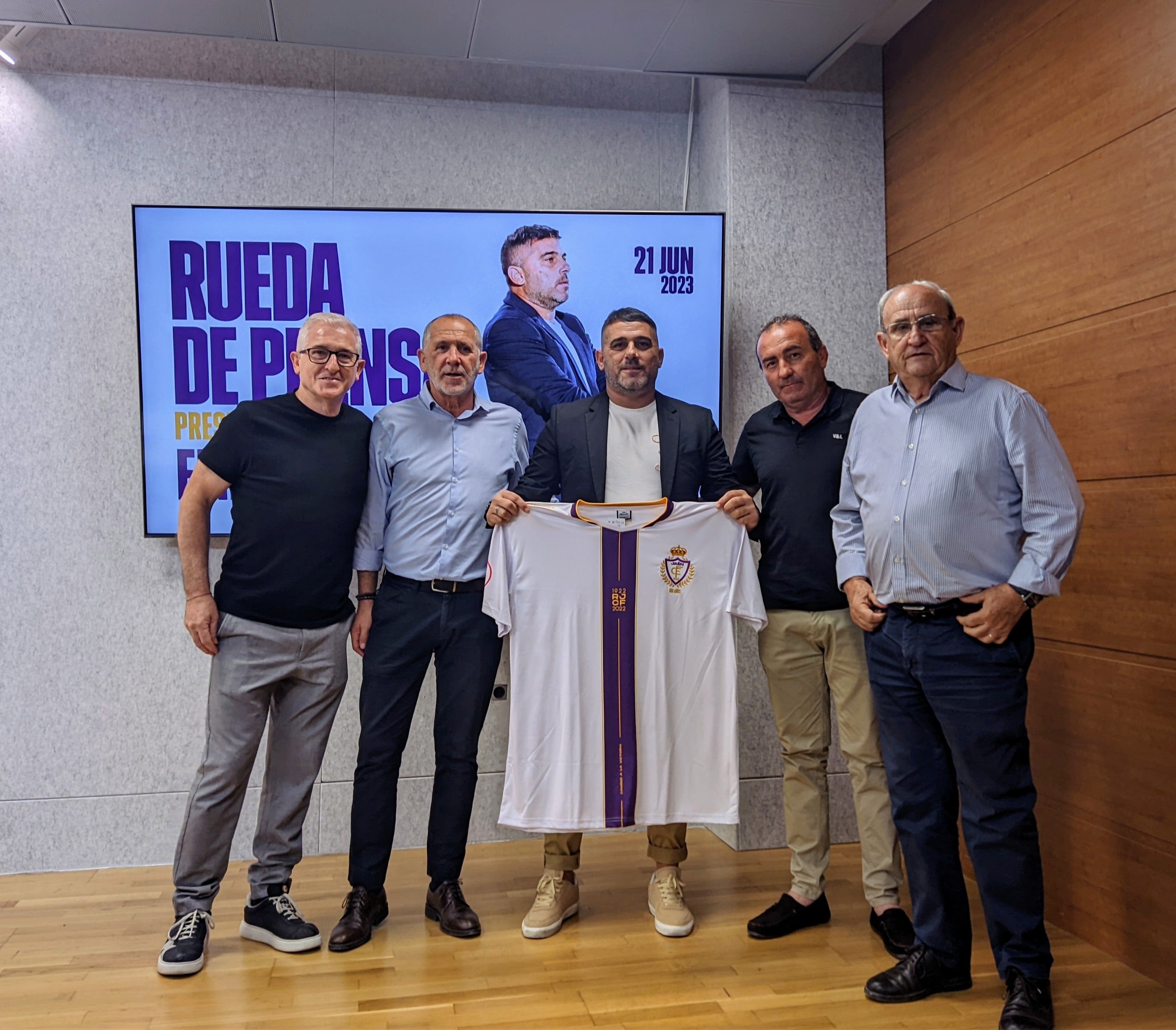 Emilio Fajardo posa con la camiseta del club blanco.