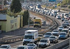 Imagen de archivo de atasco en la Circunvalación de Granada.