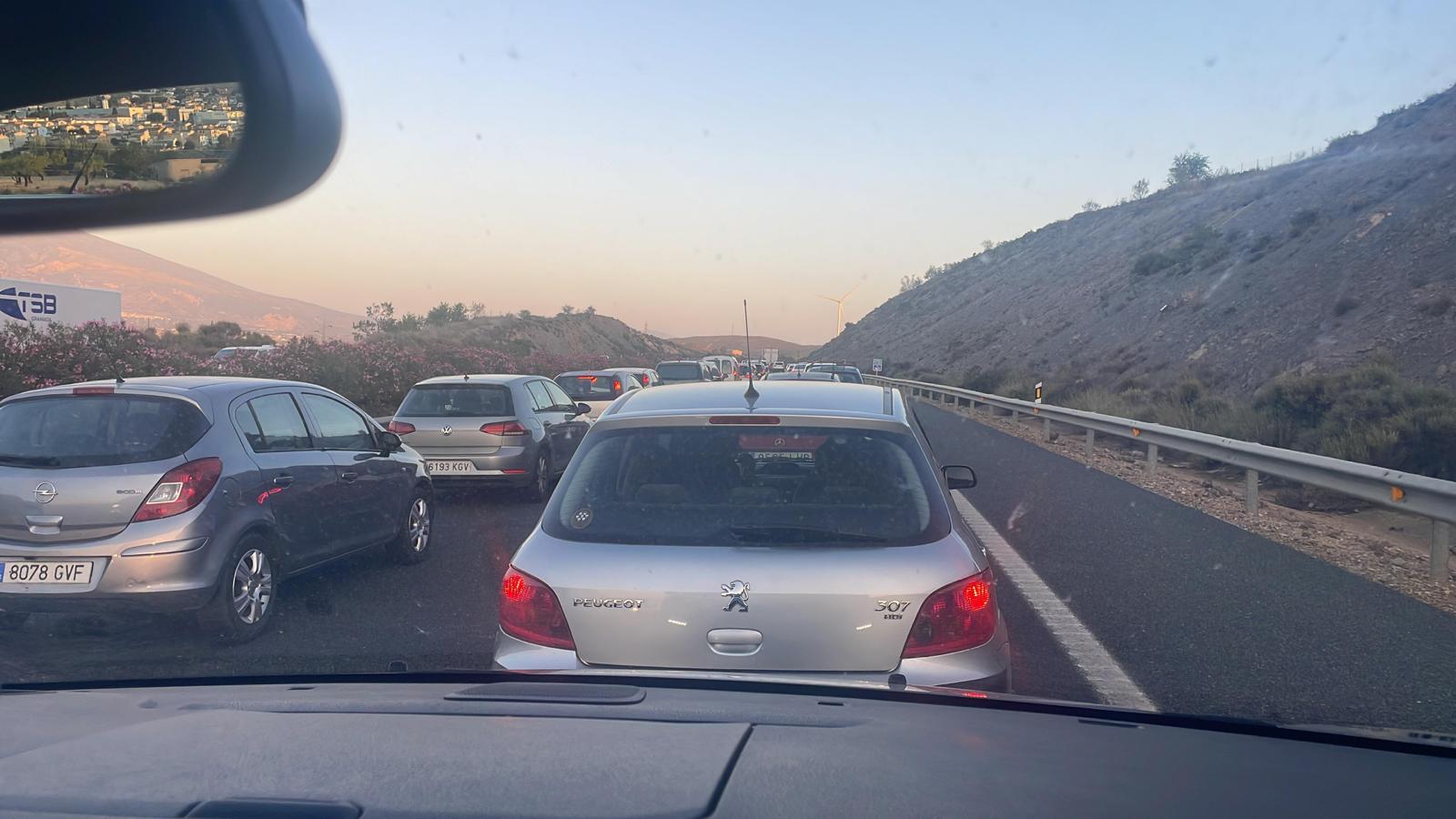 Imagen del atasco, a la altura del valle de Lecrín.