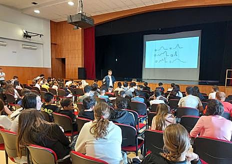 Imagen secundaria 1 - Charlas y firmas por toda España. 