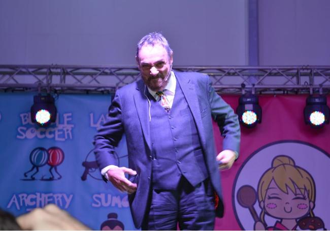 John Rhys Davies, en Ficzone.