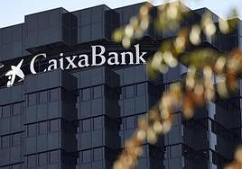 CaixaBank lanza un aviso a sus clientes por las nuevas estafas que usan Bizum.