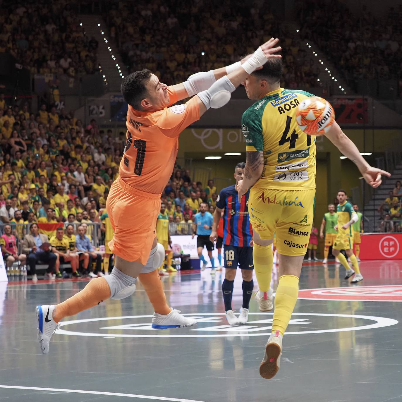 El meta Dídac y Mati Rosa disputan un balón.