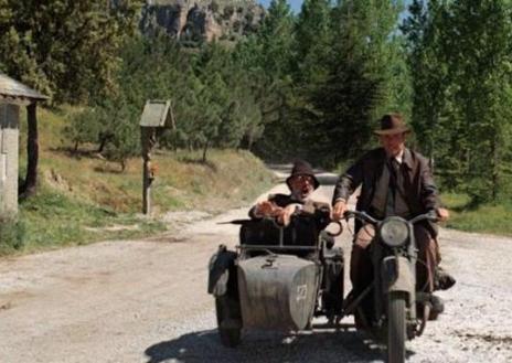 Imagen secundaria 1 - La escena rodada en la Alfaguara y recreación de Iskenderun en Guadix, por el 30 aniversario de la película. 