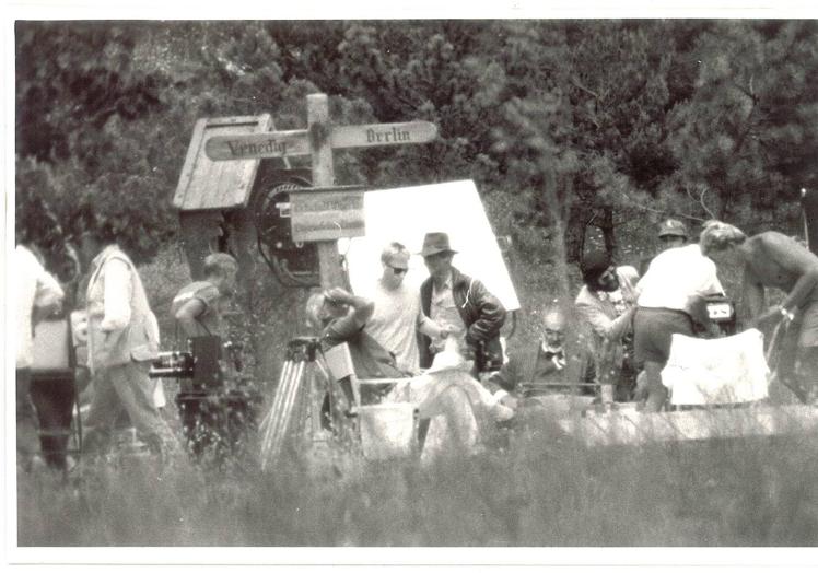 Imagen principal - La escena rodada en la Alfaguara y recreación de Iskenderun en Guadix, por el 30 aniversario de la película. 