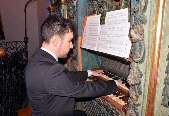 Jiménez, titulado por el Conservatorio de Valencia, toca uno de los órganos leoneses.