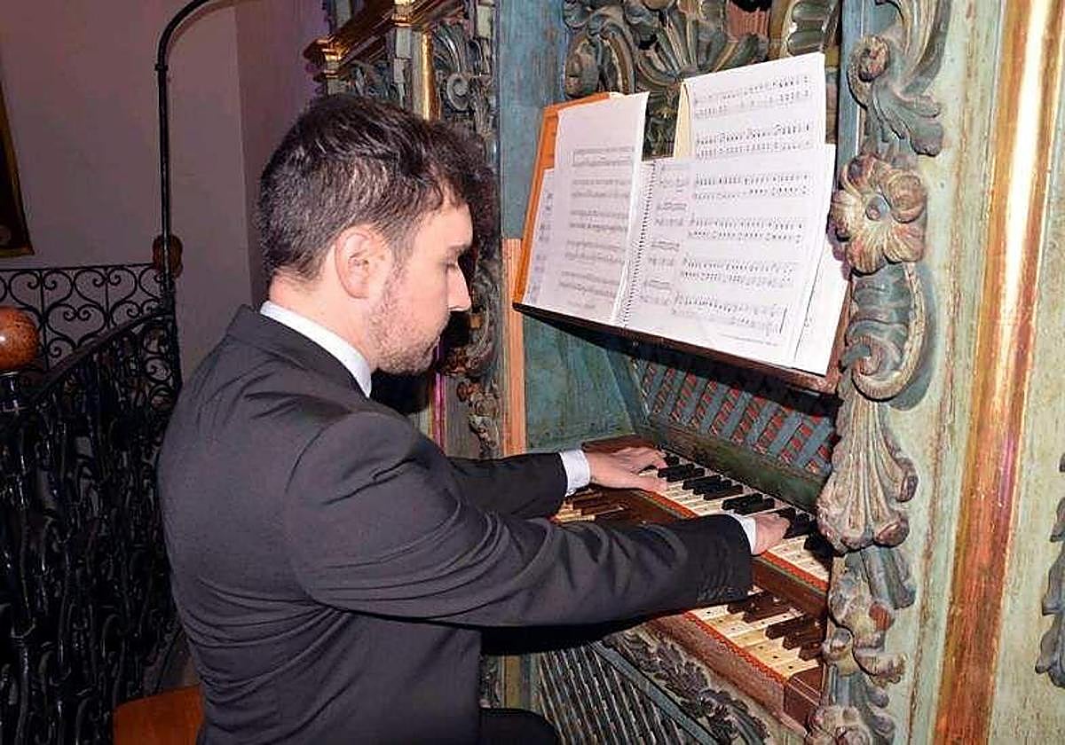 Jiménez, titulado por el Conservatorio de Valencia, toca uno de los órganos leoneses.