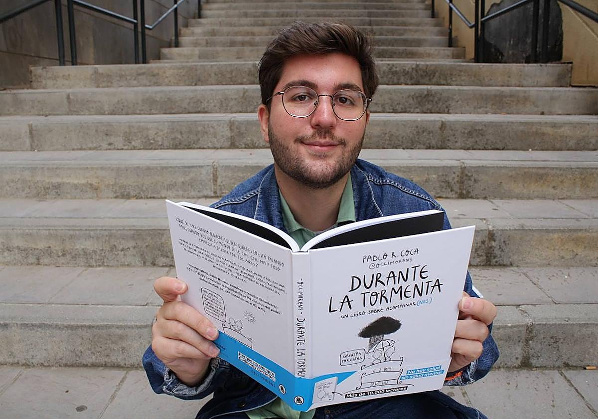 Pablo R. Coca, con un ejemplar de 'Durante la tormenta', su segundo libro.