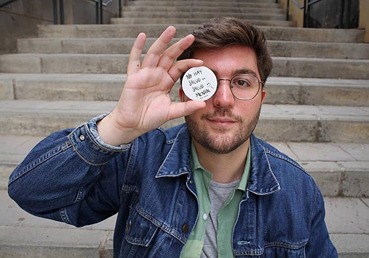 Imagen principal - Coca y algunos de sus dibujos. 