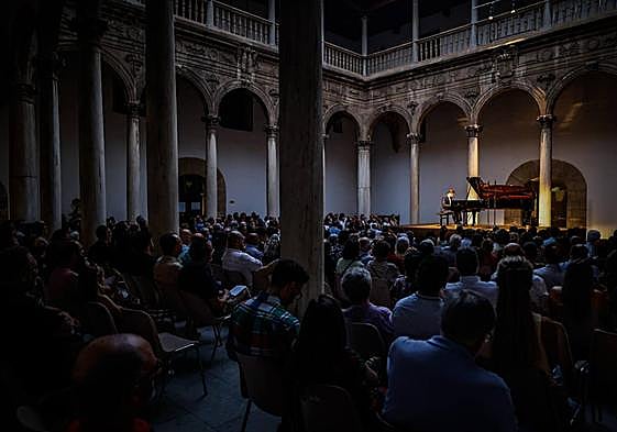 Aspecto que presentó anoche el Patio de los Mármoles del Hospital Real.