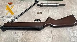 Arma modificada intervenida por los agentes.