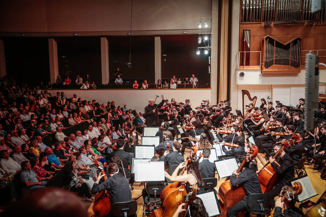 Inbal ha estado en estado de gracia y ha hecho sonar de forma espléndida la Joven Orquesta Nacional de España.