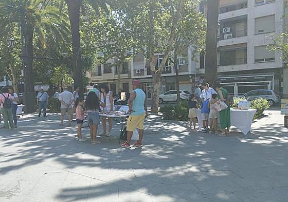 Familias disfrutando de la feria de la corresponsabilidad.