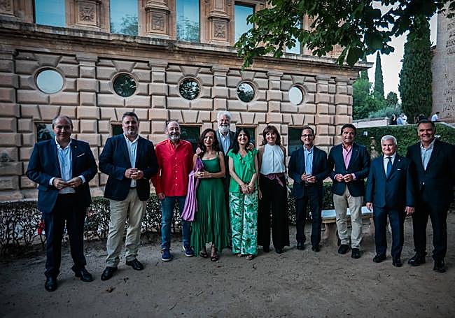 Antonio Moral, director del Festival, con patrocinadores del evento.
