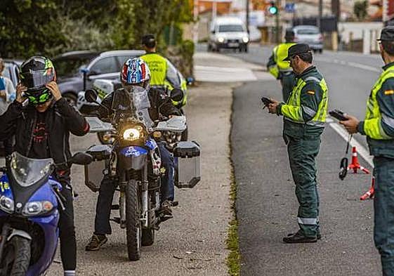 Agentes en un control a dos motoristas.