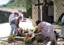 Ofrenda floral en la tumba el pintor universal Rafael Zabaleta, en el cementerio de Quesada.