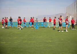 Los futbolistas del Granada, durante un calentamiento previo al entreno en la Ciudad Deportiva.