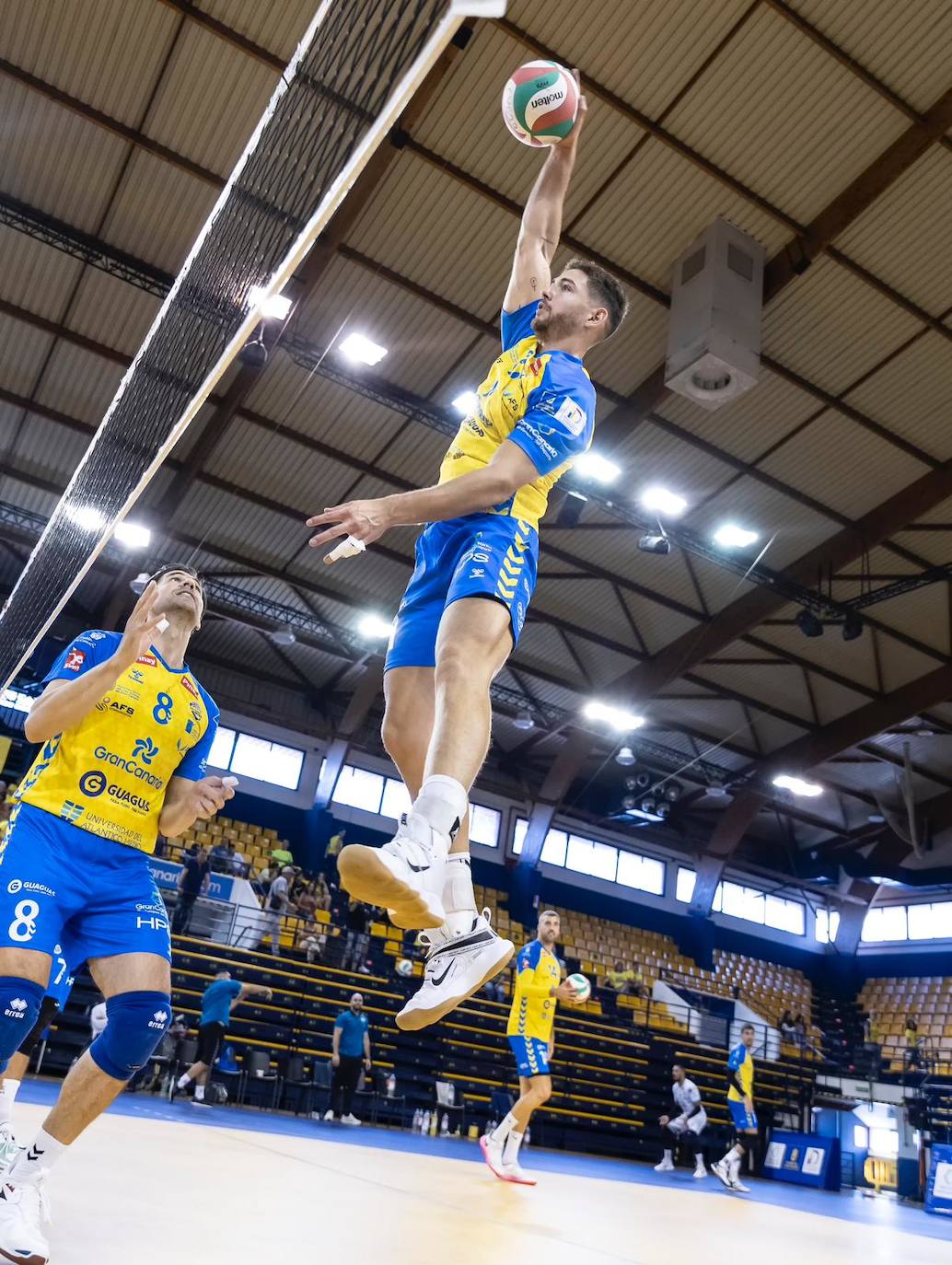Fernando Fernández remata un balón que le pone Renan, con el que jugará en Unicaja.