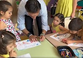 El alcalde, en el centro municipal de Servicios Sociales del Bulevar.