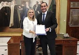 Marifrán Carazo y Alfredo García Amado, tras la firma del convenio.