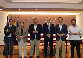 Foto de familia de los miembros de la directiva de la CEJ y el nuevo rector de la UJA.