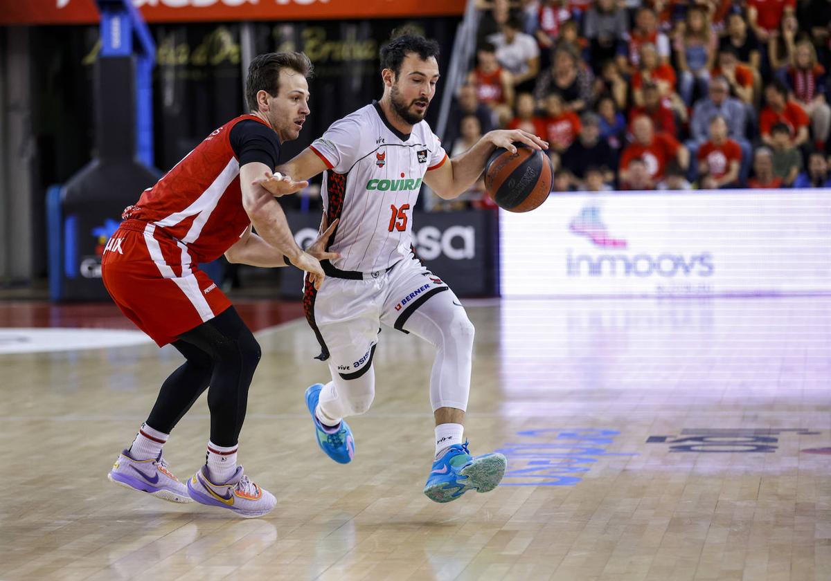 Lluís Costa conduce el balón en el partido de Fontajau.