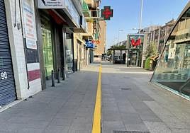 Una línea amarilla señaliza el escalón de Camino de Ronda desde este martes