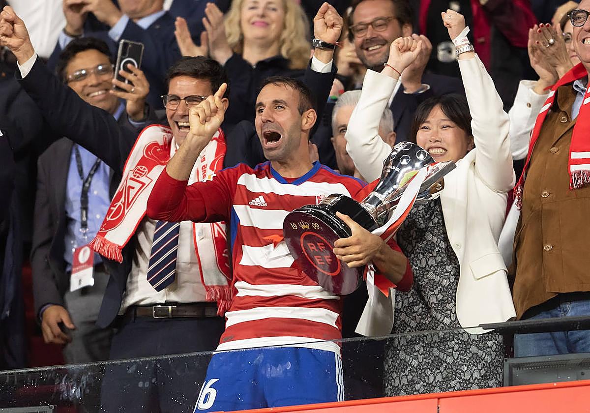La presidenta Sophia Yang, eufórica junto al capitán Víctor Díaz, el día del ascenso.