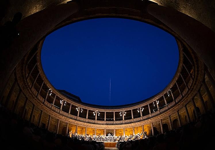 El cielo azul del Palacio de Carlos V, testigo de una noche de éxito para cantantes y orquesta.